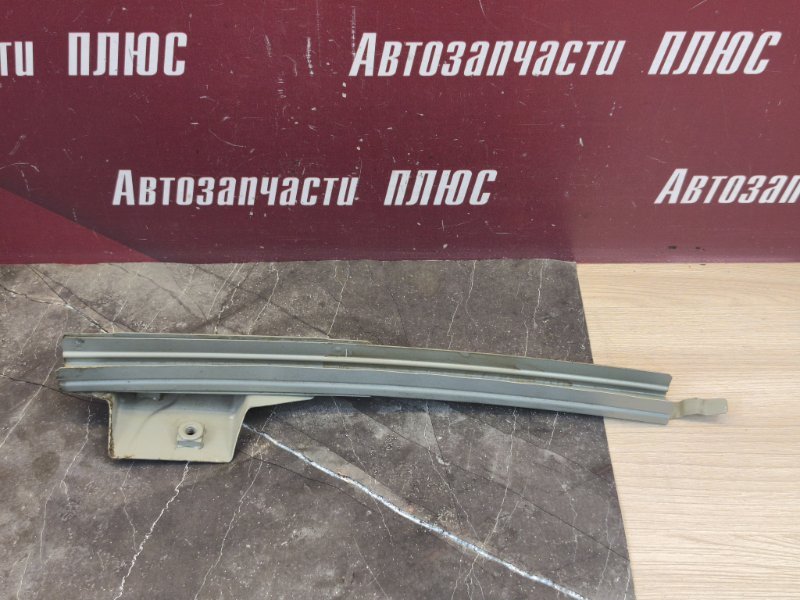 Направляющая стекла двери