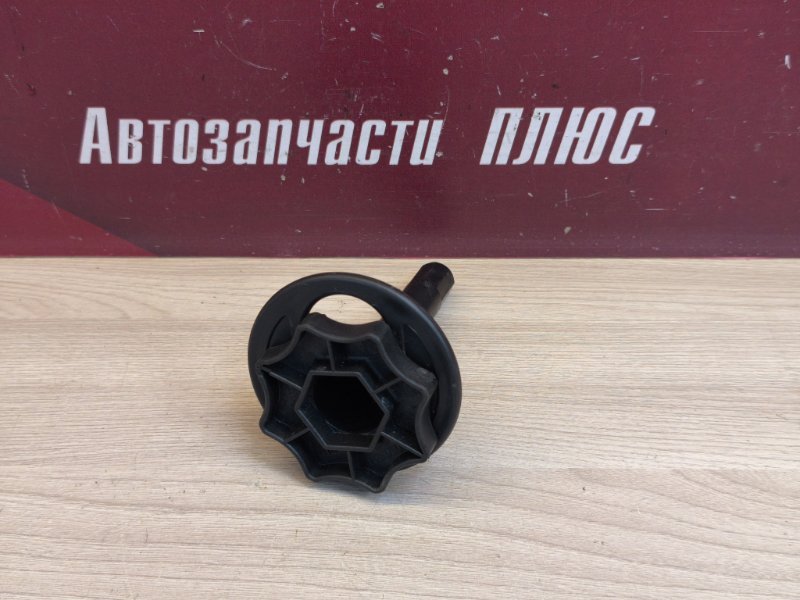 Крепление запасного колеса
