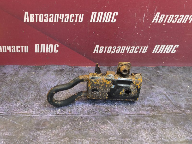Крюк буксировочный