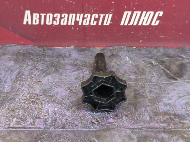 Крепление запасного колеса