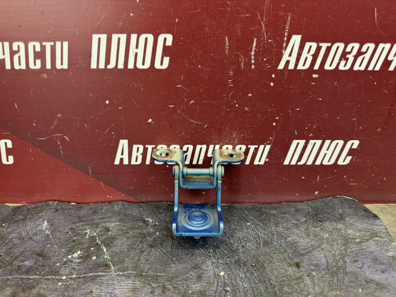 Петля двери багажника