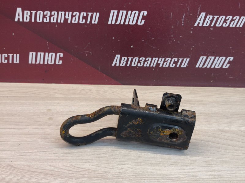 Крюк буксировочный