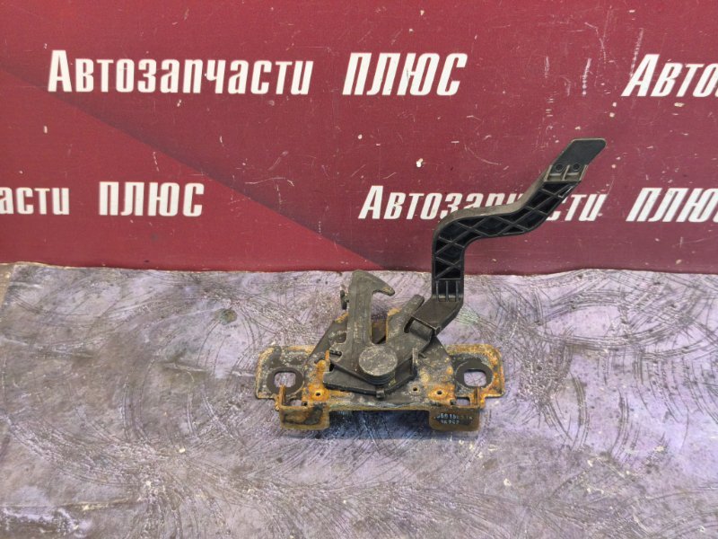 Замок капота