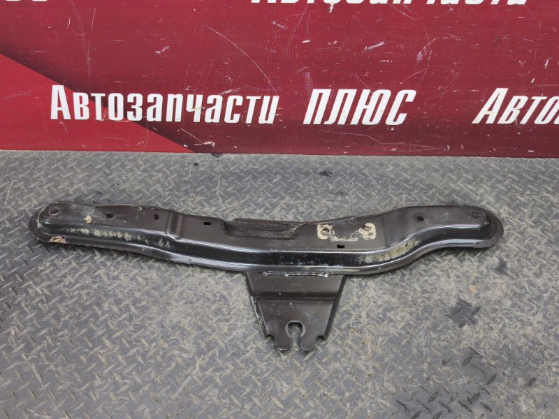Поперечина подрамника