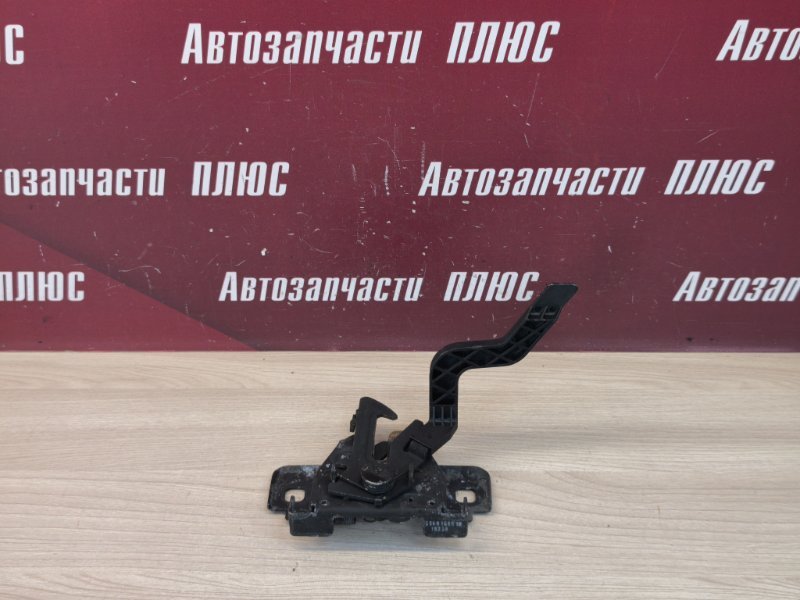 Замок капота