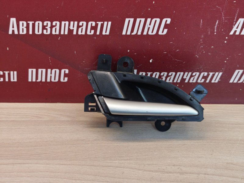 Внутренняя ручка двери