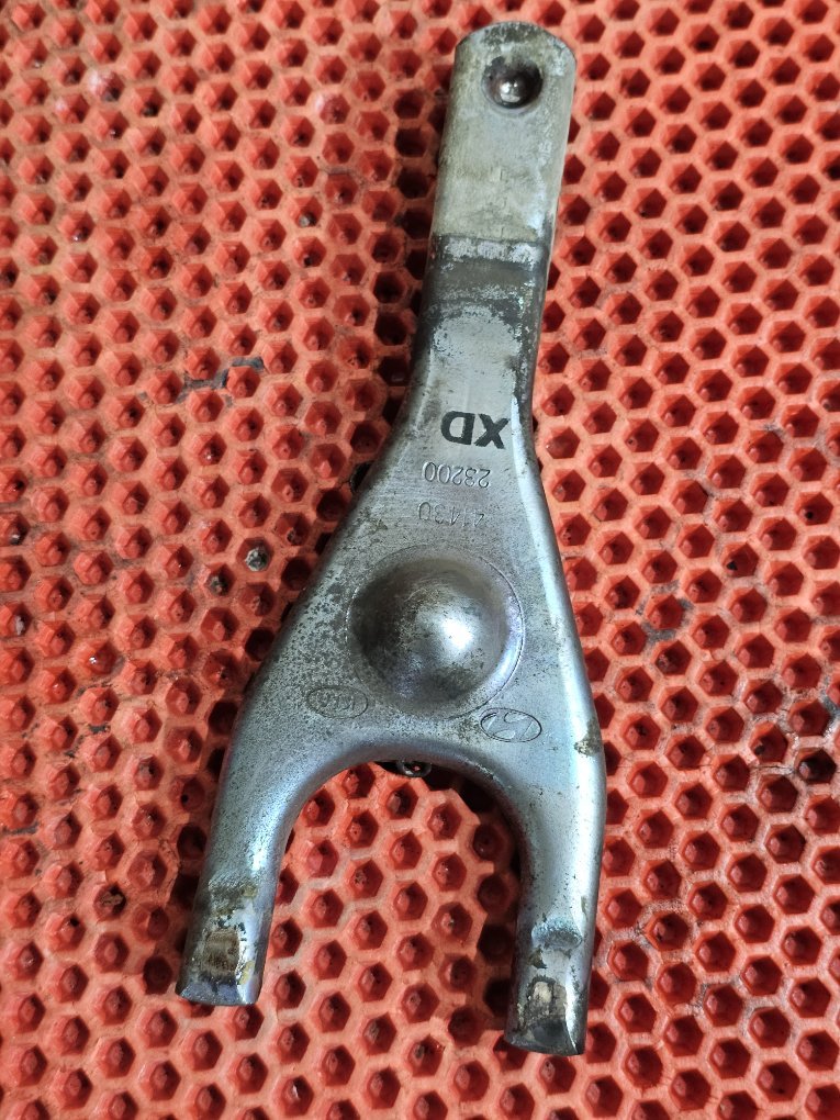 Запчасть вилка сцепления Hyundai Solaris 1+Rio 3 4143023200 Б/У Вилка сцепления Hyundai Solaris 1+Rio 3 4143023200 Б/У