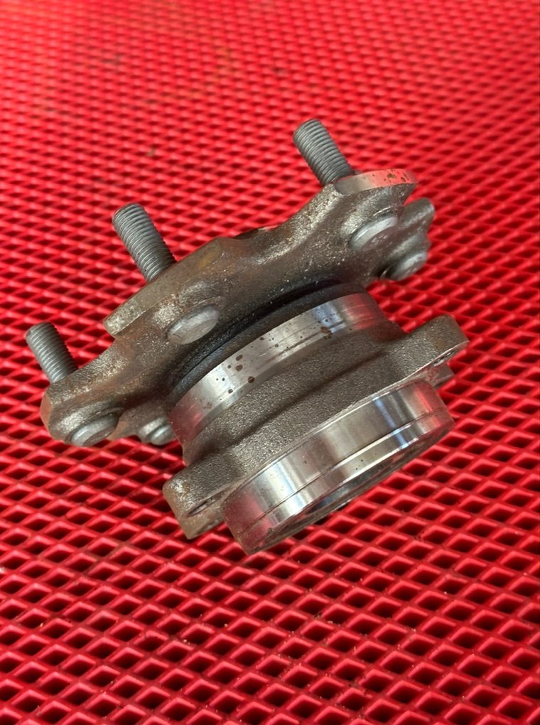 Ступица в сборе задняя Mitsubishi Pajero 4 Ступица в сборе задняя Mitsubishi Pajero 4