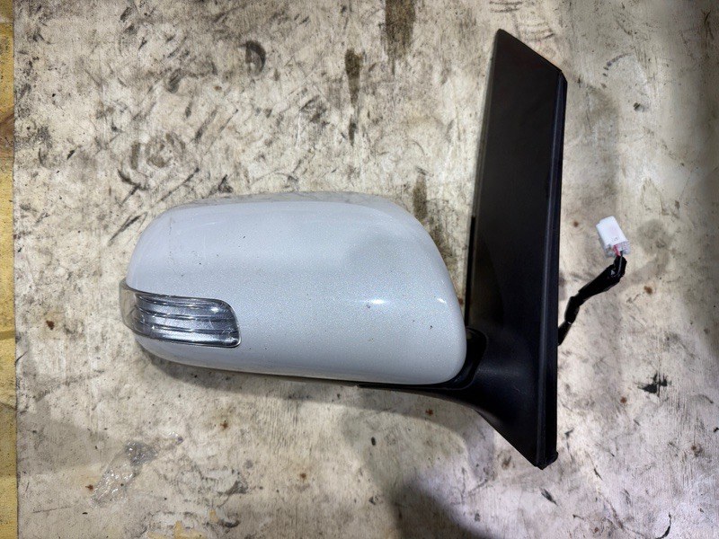 Запчасть зеркало правое TOYOTA ISIS ZNM10 контрактная Зеркало правое TOYOTA ISIS ZNM10 контрактная