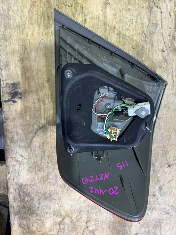 Стоп-сигнал левый PREMIO ZZT240 Стоп-сигнал левый PREMIO ZZT240