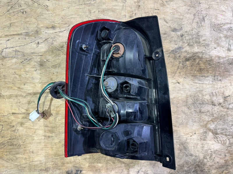 Стоп-сигнал правый MPV LW5W