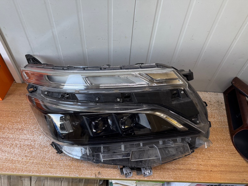 Фара правая TOYOTA VOXY ZRR80 28240 контрактная