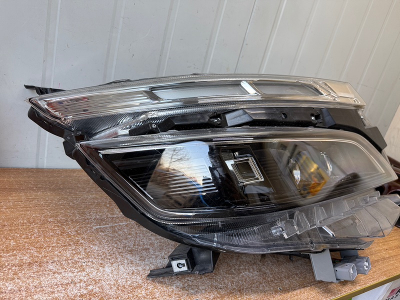 Фара правая VOXY ZRR80