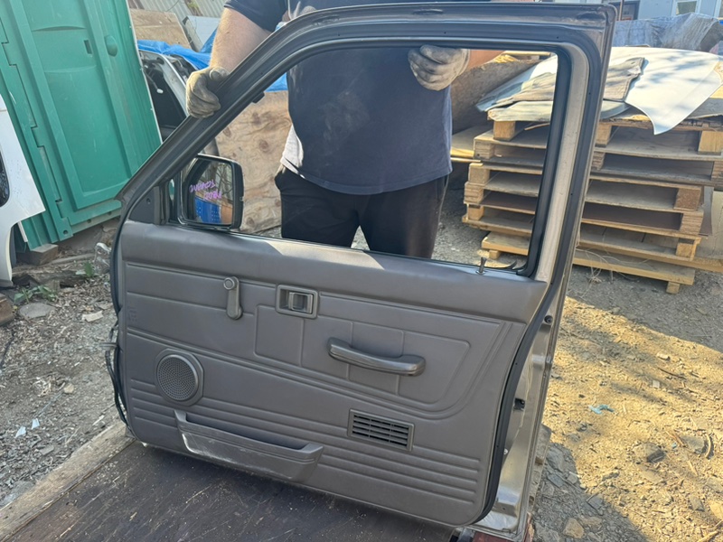 Дверь передняя правая TERRANO D21