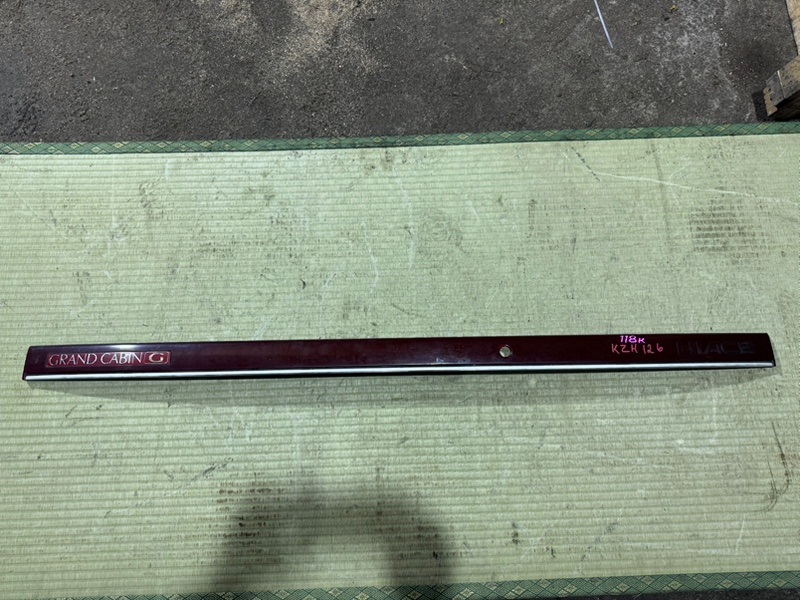 Запчасть накладка 5-й двери TOYOTA HIACE KZH126 76845-26010 контрактная Накладка 5-й двери TOYOTA HIACE KZH126 76845-26010 контрактная