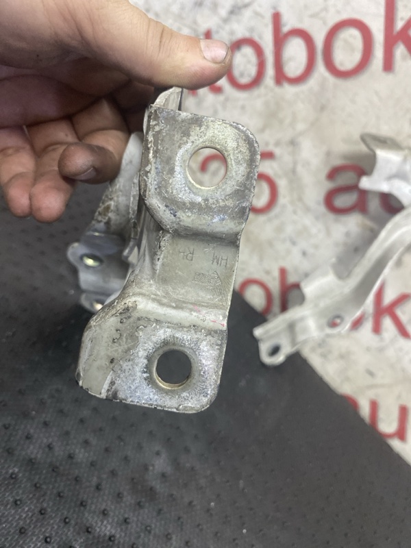 Крепление капота для Kia Mohave HM D6EA 5 ракурс Крепление капота для Kia Mohave HM D6EA 5 ракурс