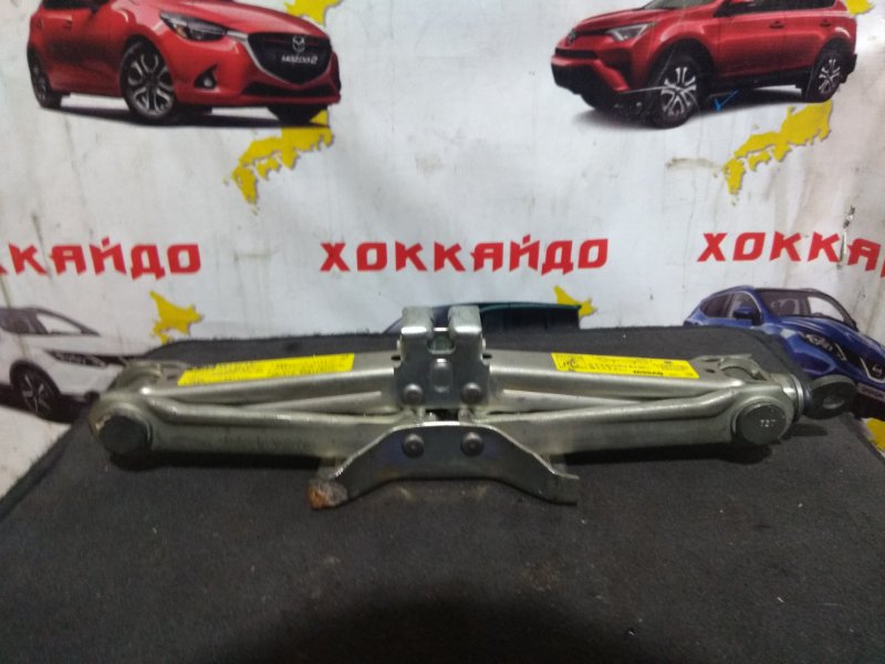 Домкрат Nissan Tino HV10 SR20DE