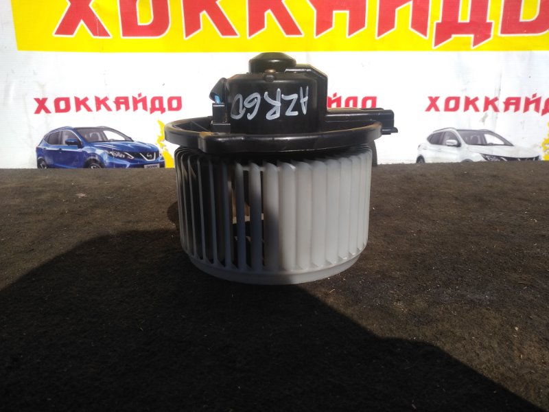 Вентилятор печки Toyota Voxy AZR60G 1AZ-FSE передний