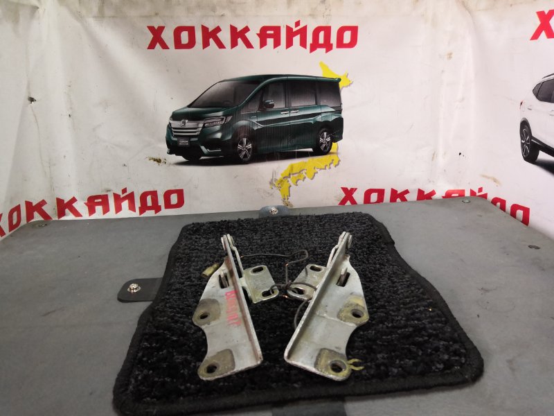 Петля капота Nissan Bluebird EU13 SR18DE