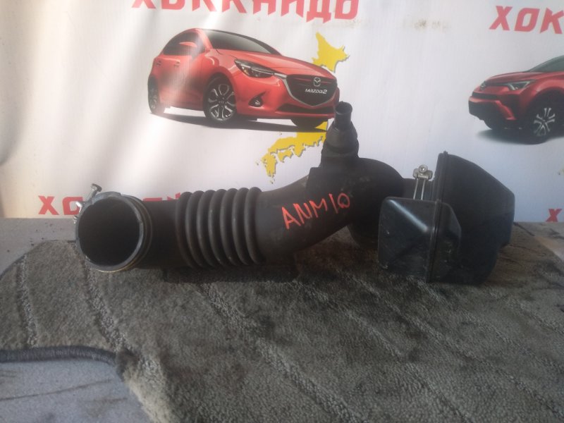 Патрубок воздушного фильтра Toyota Isis ANM10G 1AZ-FSE 09.2004