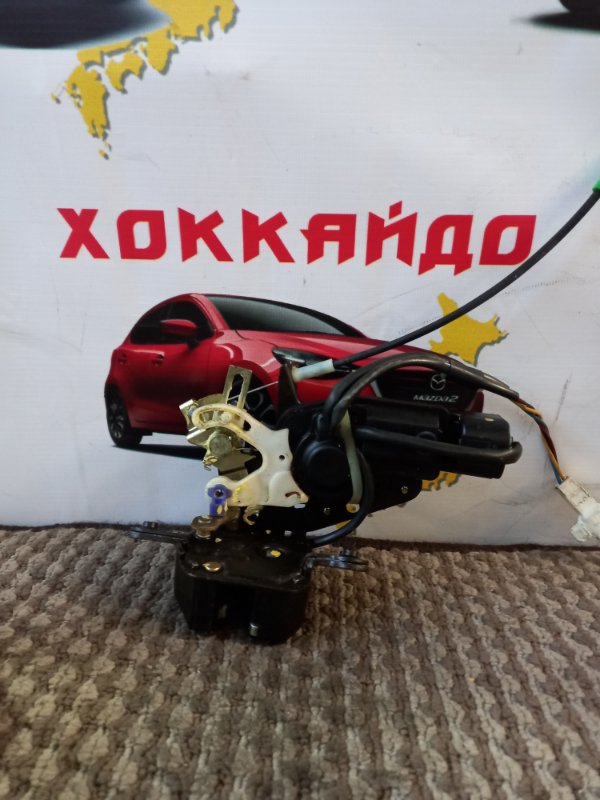 Замок багажника Toyota Noah AZR60G 1AZ-FSE 08.2004 задний