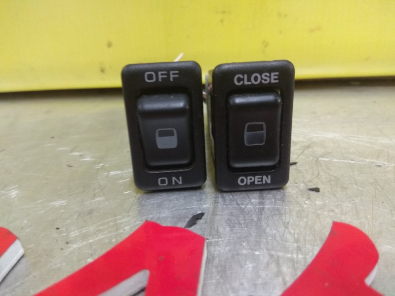 Кнопки в салон Nissan Liberty RM12 QR20DE 05.2001