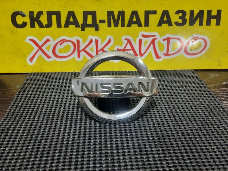 Эмблема Nissan March AK12 CR12DE 03.2002 передняя