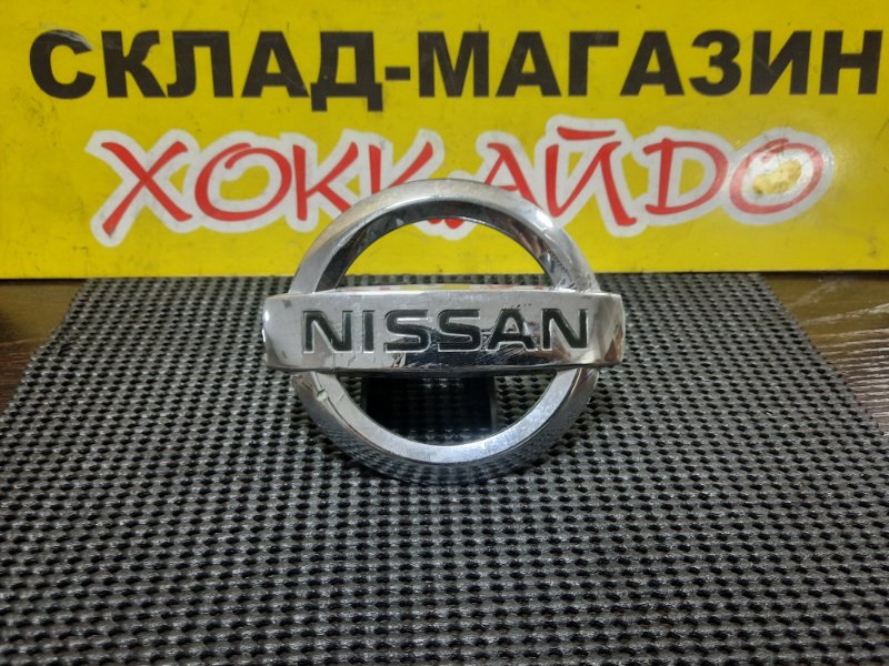 Эмблема Nissan Elgrand E51 VQ25DE 05.2002 задняя