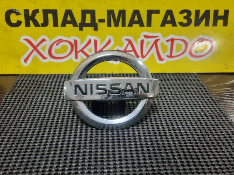 Эмблема Nissan Elgrand E51 VQ25DE 05.2002 задняя