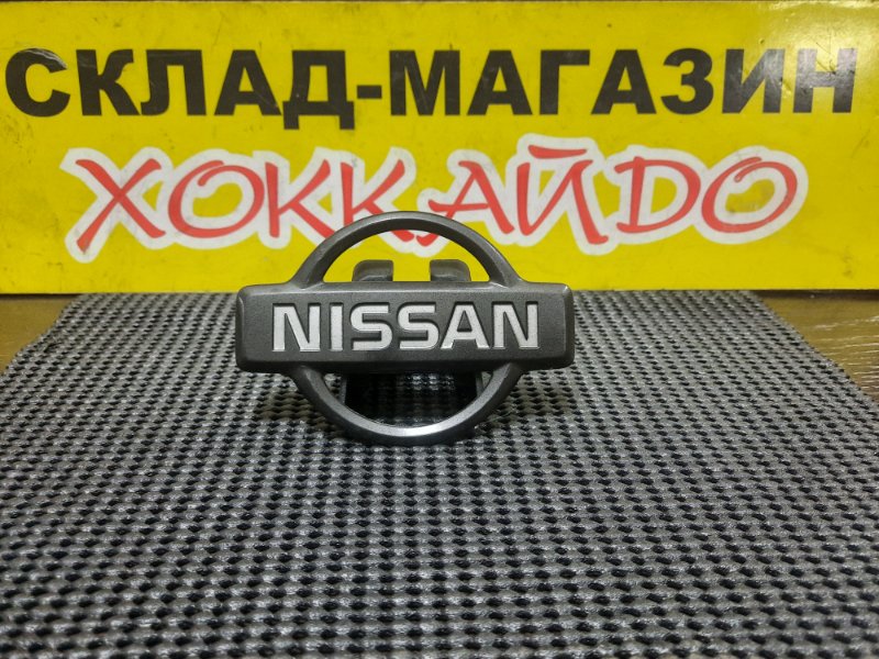 Эмблема Nissan Atlas 2005 передняя