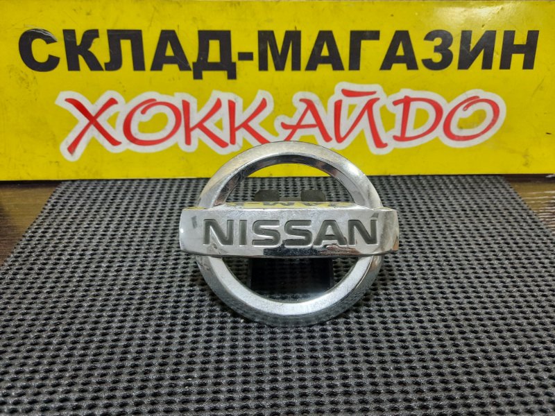 Эмблема Nissan March AK12 CR12DE 08.2005 передняя