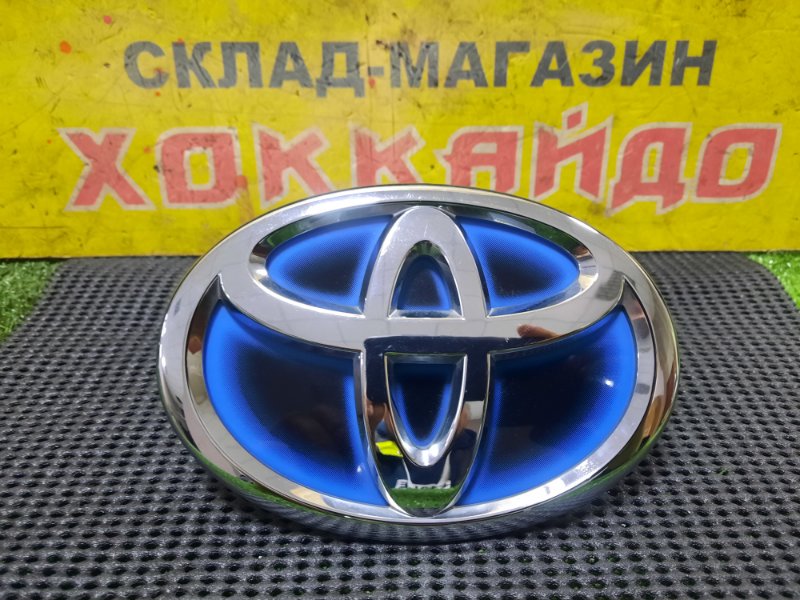 Эмблема Toyota Aqua NHP10 1NZ-FXE 11.2011 передняя