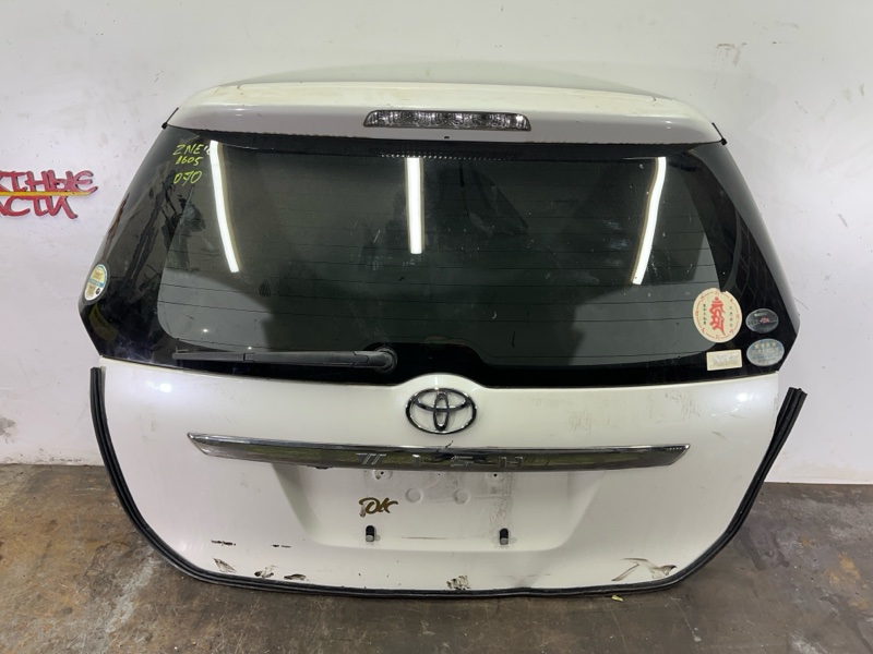 Дверь задняя багажника Toyota Wish ZNE10G 1ZZ-FE 09.2005