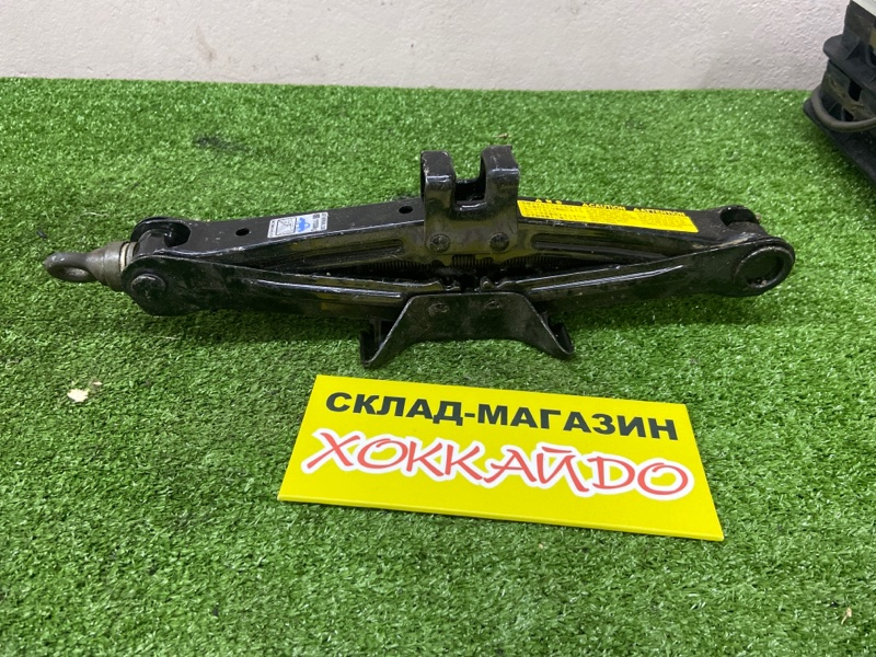 Домкрат Toyota Wish ZNE10G 1ZZ-FE 09.2005