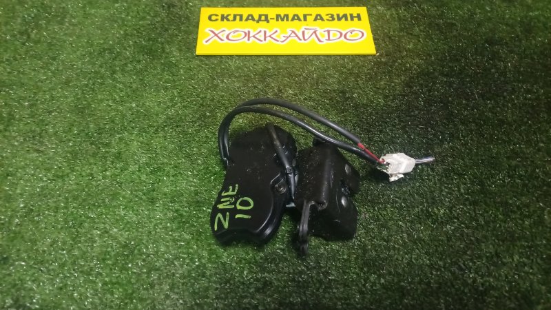 Замок багажника Toyota Wish ZNE10G 1ZZ-FE 01.2003 задний