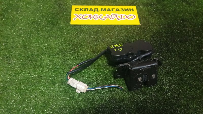 Замок багажника Toyota Wish ZNE10G 1ZZ-FE 01.2003 задний