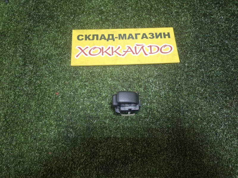 Кнопка стеклоподъемника Mitsubishi Dion CR9W 4G63 01.2000 задняя правая (б/у)