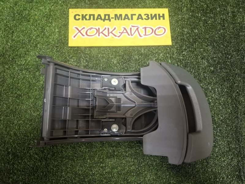 Подстаканник Toyota Isis ZNM10W 1ZZ-FE 09.2004 (б/у)