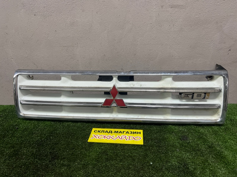Решетка радиатора Mitsubishi Pajero V45W 6G74 05.1997 (б/у)