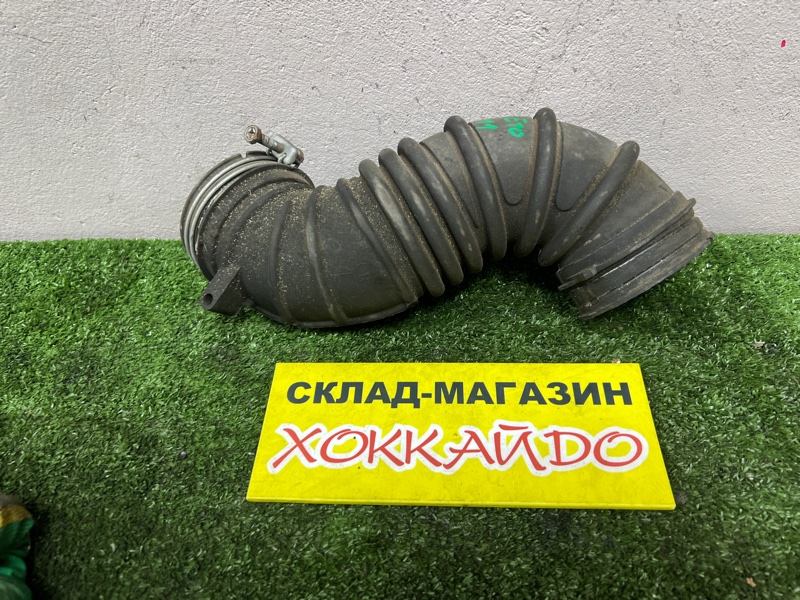 Патрубок воздушного фильтра Toyota Isis ZNM10W 1ZZ-FE 09.2004 (б/у)