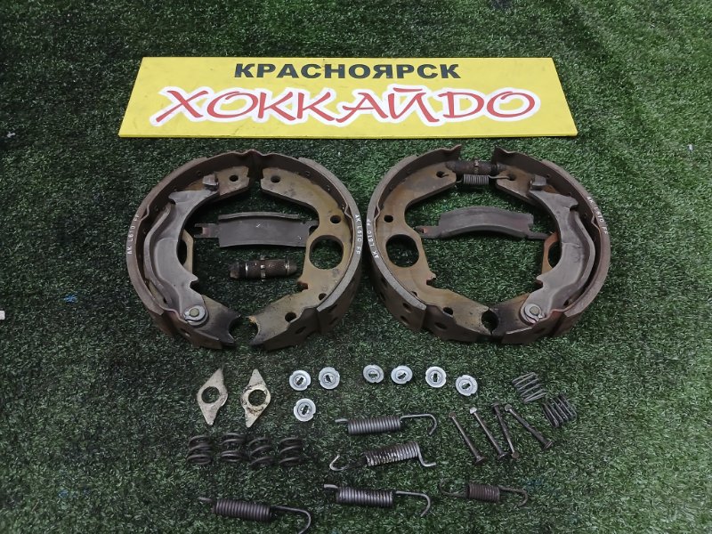 Колодки тормозные Mitsubishi Pajero V45W 6G74 05.1997 задние (б/у)