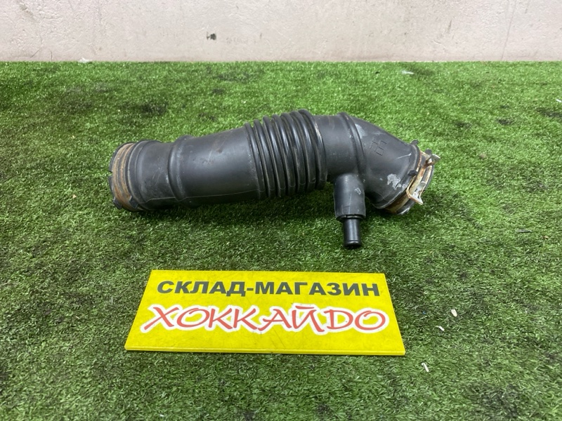 Патрубок воздушного фильтра Toyota Voxy ZRR80G 3ZR-FAE 01.2014 (б/у)