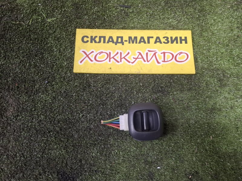 Кнопка стеклоподъемника Toyota Vitz SCP10 1SZ-FE 01.1999 задняя правая (б/у)