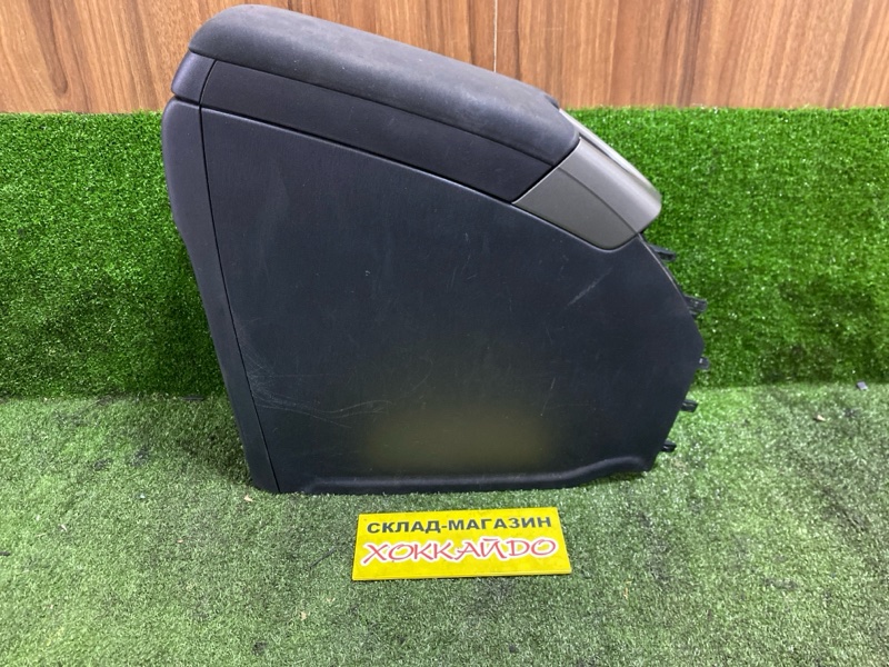 Подлокотник Toyota Prius ZVW30 2ZR-FXE 12.2011 (б/у)