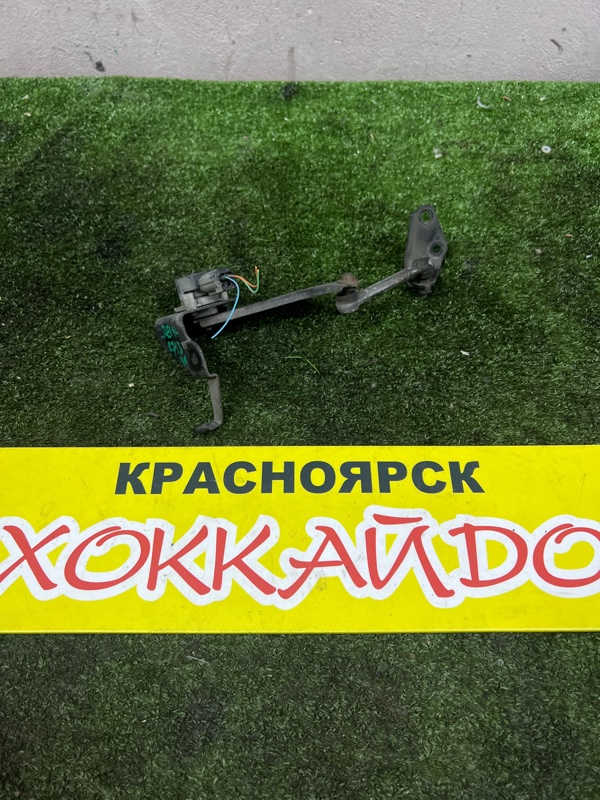 Датчик высоты дорожного просвета Toyota Corolla Fielder ZRE142G 2ZR-FE 10.2006 задний (б/у)