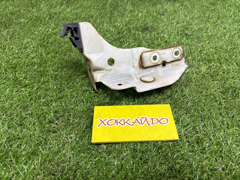 Клипса крепления фары Toyota Raum EXZ10 5E-FE 08.1999 передняя правая (б/у)