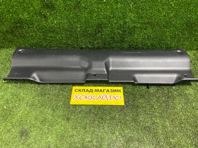 Накладка багажника Toyota Altezza GXE10 1G-FE 10.1998 (б/у)