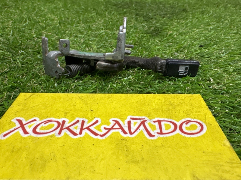 Рычаг открывания бензобака Toyota Raum EXZ10 5E-FE 08.1999 (б/у)