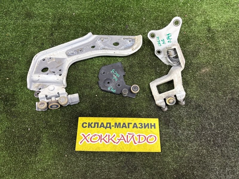 Ролик двери Nissan Serena CNC25 MR20DE 12.2007 задний правый (б/у)