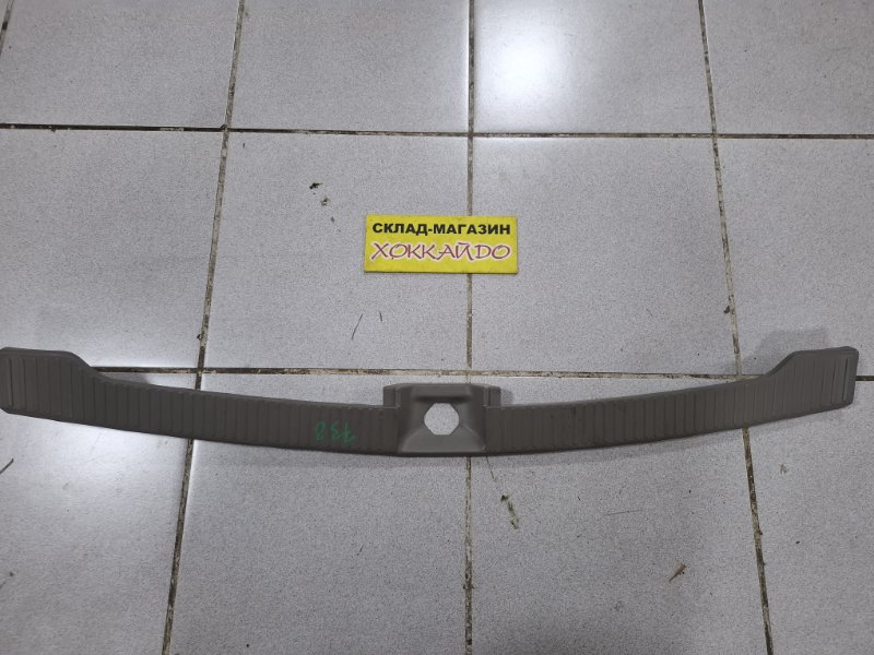 Накладка на багажник Nissan Avenir PW11 SR20DE 05.2000 задняя (б/у)